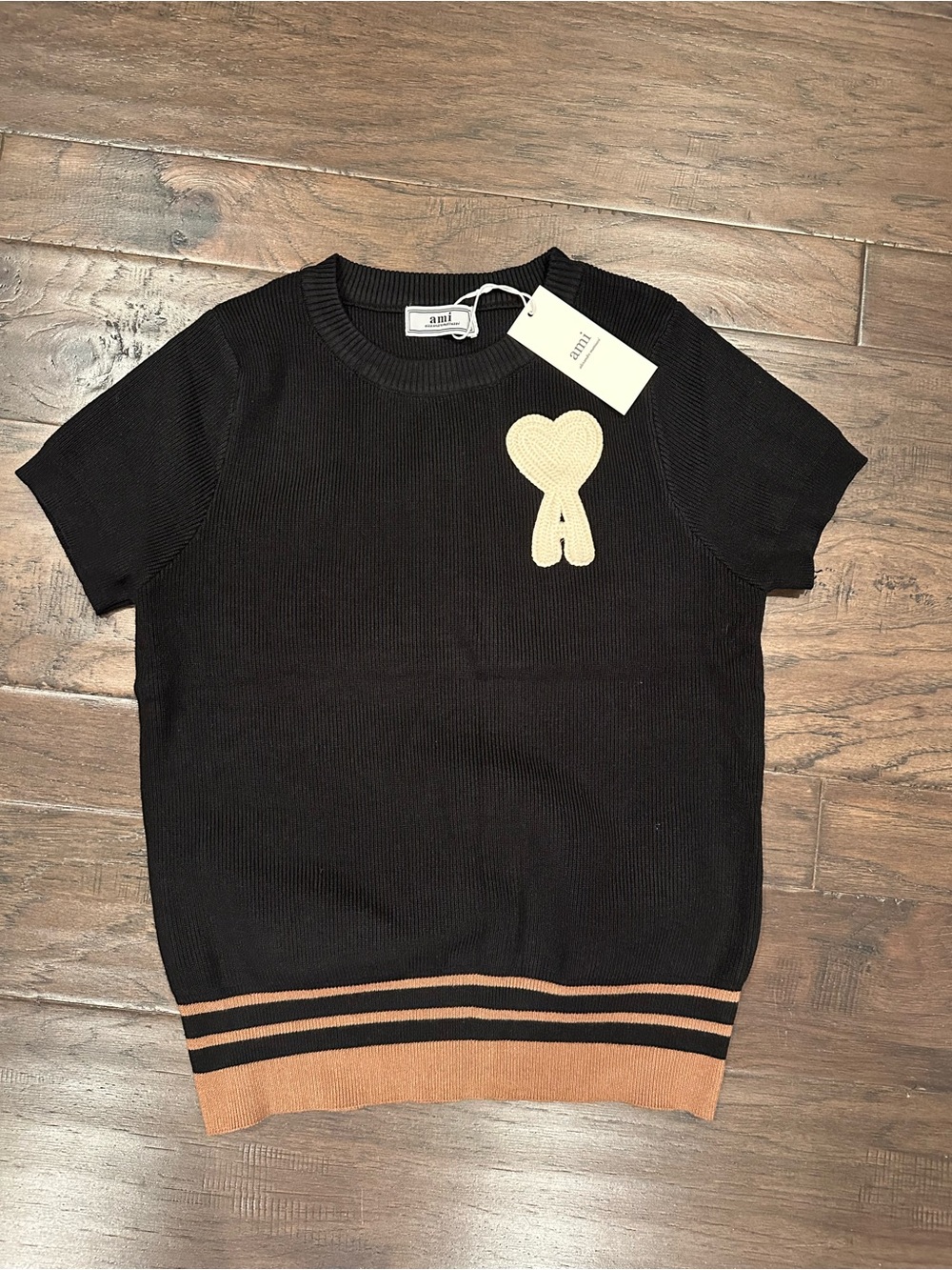 Sunisa knitter top A w/ Black Short-Sleeve Knit Top with Tan Heart Patch